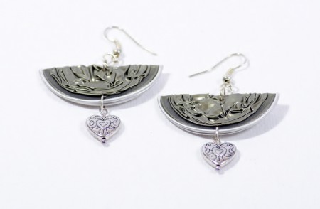 Olajzöld félkör szivecskés fülbevaló - Ár: 1.090 Ft